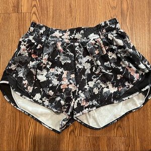 Lululemon Hotty Hot shorts 4” size 6